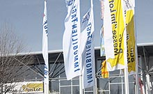 Fahnen vor der Messe Augsburg zu den Immobilientagen 2025