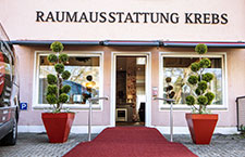 Eingangstüre mit rotem Teppich der Raumausstattung Michael Krebs in Augsburg.